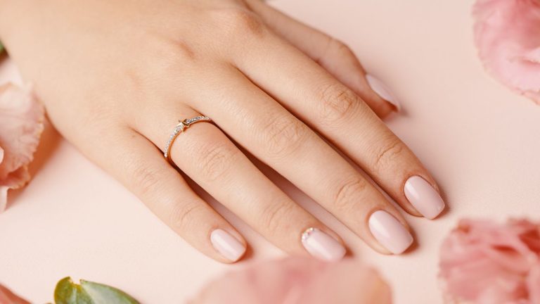 Comment enlever une bague coincée ?