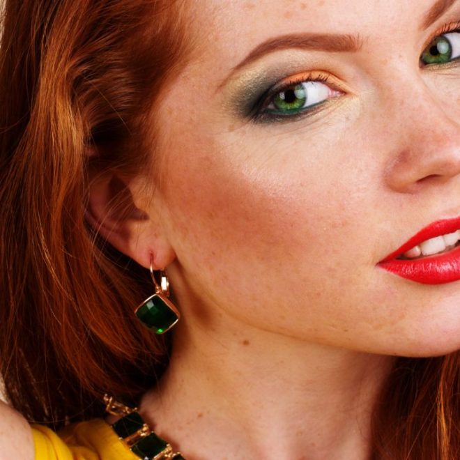 Être rousse aux yeux verts, une combinaison génétique rare !
