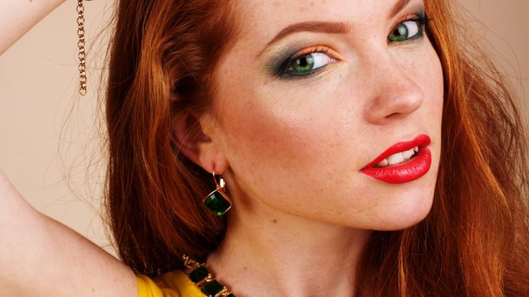 Être rousse aux yeux verts, une combinaison génétique rare !