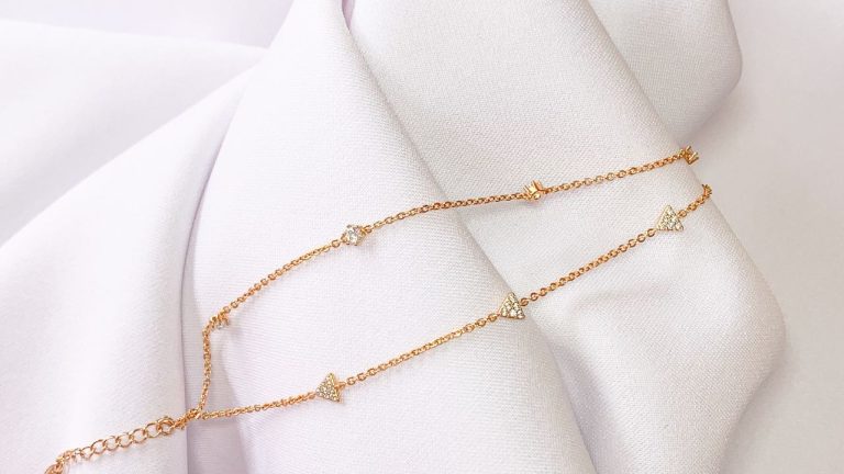 Comment démêler un collier en or ?