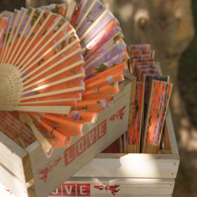 Éventails de mariage : accessoire chic pour les mariés et les invités