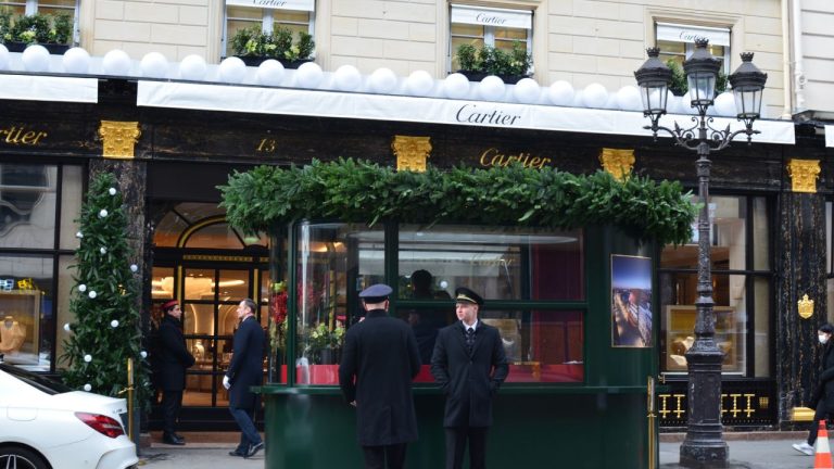 Boucles d&rsquo;oreilles Cartier à 28 euros au lieu de 28000€