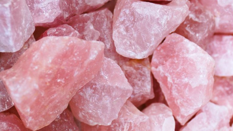 Comment utiliser le quartz rose, ses vertus et propriétés