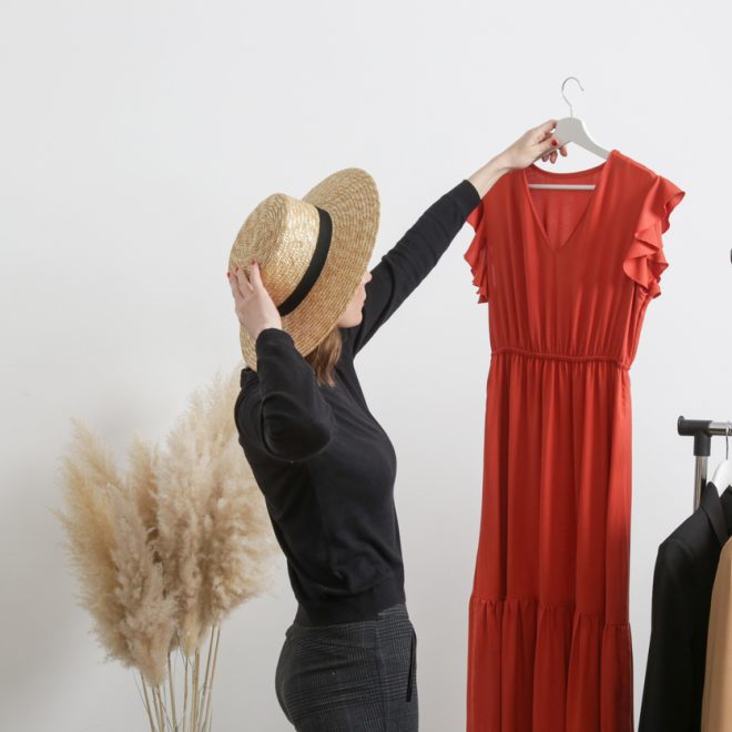 Transformez une robe bohème chic en tenue professionnelle élégante