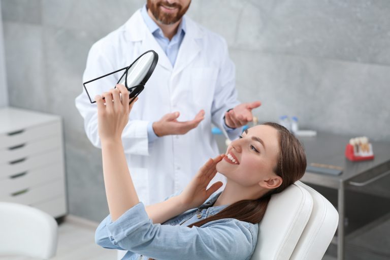Implants ou prothèses : comment choisir le meilleur remplacement dentaire ?