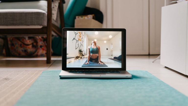 Découvrir le yoga en ligne avec des cours gratuits