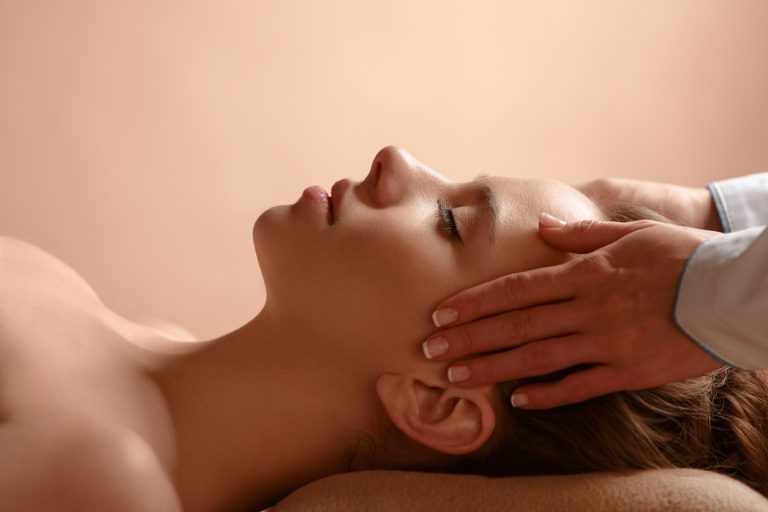 Pourquoi intégrer un massage thaï tête et épaules dans votre routine bien-être ?