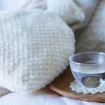 Bouillotte à eau : le petit geste qui change vos soirées d&rsquo;hiver